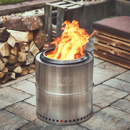 946303_946304 Lagerfeuer-Szene Feuerschale mit starkem Flammenbild