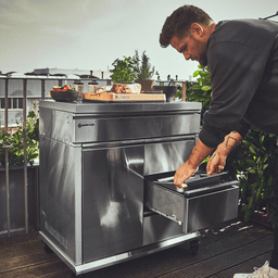 946338 Grillszene Zubereitung auf dem Beistelltisch