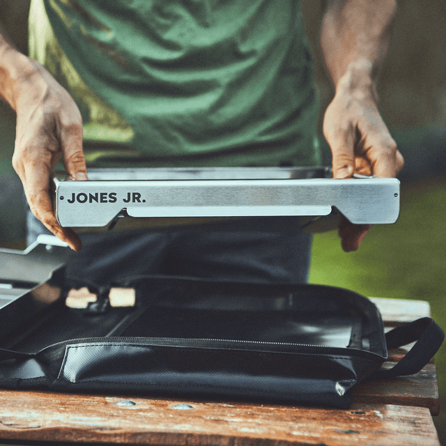 Burnhard JONES Jr. 1-Brenner Klappgrill wird aufgeklappt 