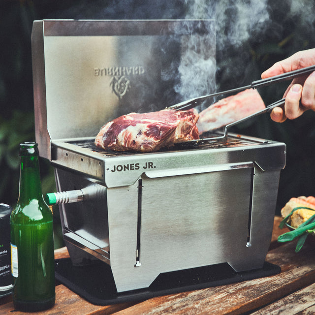 Burnhard JONES Jr. 1-Brenner Klappgrill hat Power wie ein Großer und grillt ein Tomahawk Steak