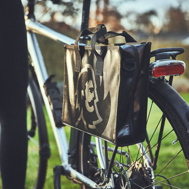 Burnhard JONES Jr. 1-Brenner Klappgrill in Fahrradtasche verpackt und am Gepäckträger befästigt