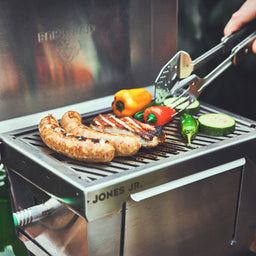 Grillszene mit Campinggrill JONES Jr.