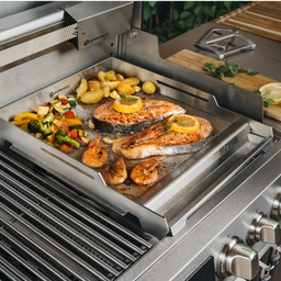 946371_946378_946377 Premium Plancha Grillszene mit Fisch und Beilagen