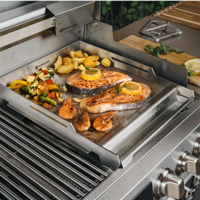 946371_946378_946377 Premium Plancha Grillszene mit Fisch und Beilagen
