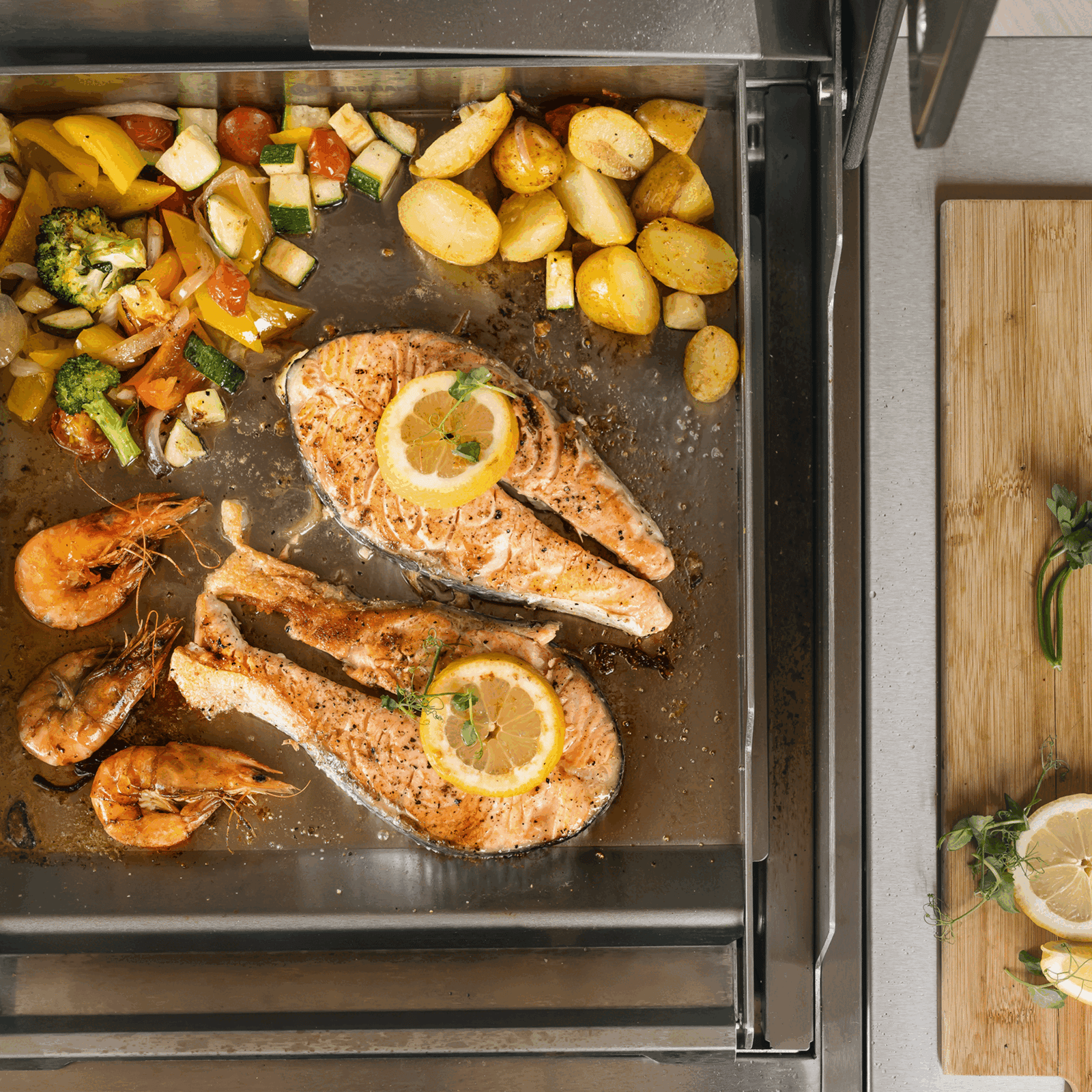 GIF Unterschiedliches Grillgut wird auf der Plancha angebraten oder in Fett ausgebacken