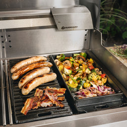 Gusseisen Grillplatte 2-in-1 für modularen Gasgrill GRANT 2mal in GRANT eingesetzt mit beiden Seiten – es wird Gemüse auf der einen Seite gebraten und auf der anderen Würstchen gegrillt