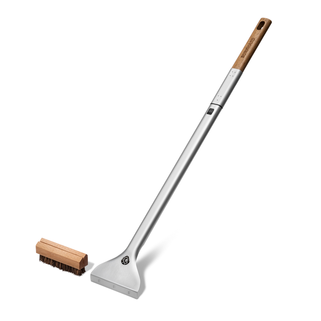 Pizzaofen-Bürste mit Borstenaufsatz und Ofenschaber-Kante seitlich vor weißem Hintergrund