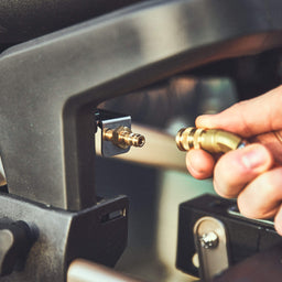 Grillszene Schlauch wird mit dem Balkongrill verbunden 946412