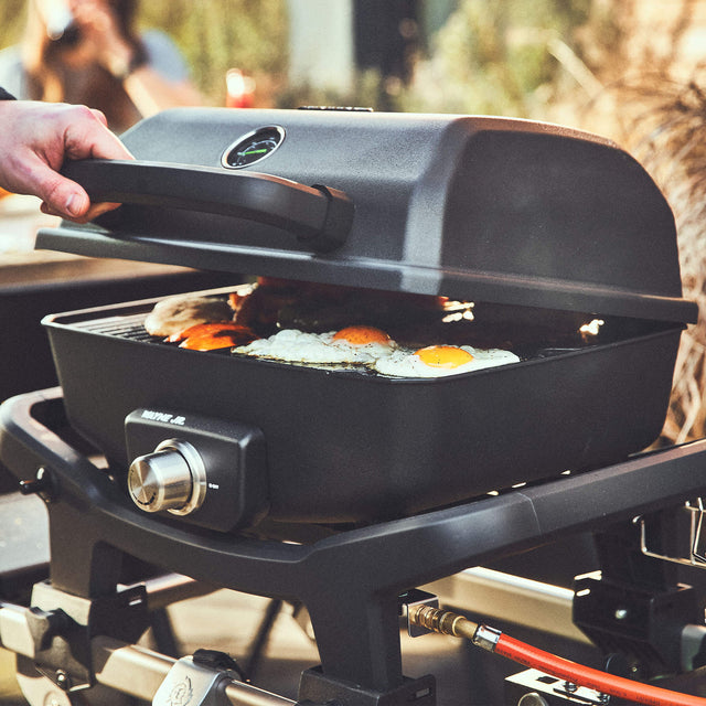 Grillszene WAYNE Jr. wird mit über den Gasflaschen Adapter mit Gas zum Grillen versorgt 946412