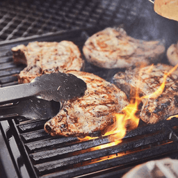 Gusseisen-Grillrost im Einsatz mit Hähnchenfleisch und sichtbarer Flamme auf dem Gasgrill
946761_946763_946765_946767