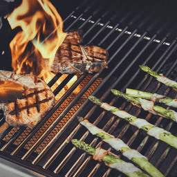 Edelstahl-Grillrost im Einsatz mit Steak, Spargel und Flamme auf dem Gasgrill
946764_946766_946762_946768