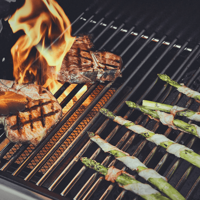 Edelstahl-Grillrost im Einsatz mit Steak, Spargel und Flamme auf dem Gasgrill
946764_946766_946762_946768
