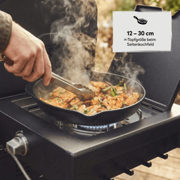 Pfanne auf dem Seitenkochfeld des BURNHARD FRED Series 4 mit Garnelen und Gemüse über offener Flamme, für 12 bis 30 cm Topfboden geeignet 946773_946774 946775
