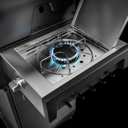 Seitenkochfeld in Edelstahl des BURNHARD FRED Series 4 mit geöffneter Abdeckung und aktiver Gasflamme in Nahaufnahme 946773