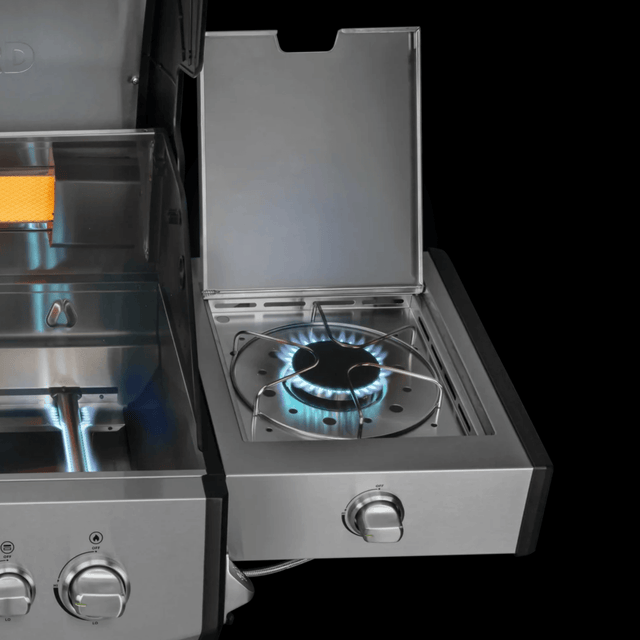Ausgeklapptes Seitenkochfeld des mit geöffneter Abdeckung und blauer Gasflamme 946773