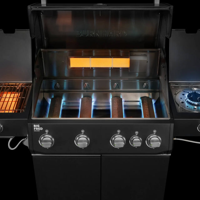 946781 946782 Geöffneter BURNHARD FRED Series 4 Gasgrill mit eingesetzten Gussbrennern und Infrarot-Heckbrenner
946757 946758 946759