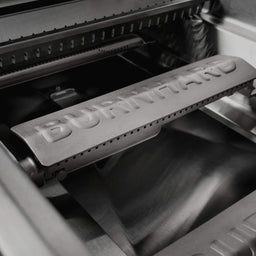 946781 946782  Eingesetzter Gussbrenner im Garraum des FRED Series 4 Gasgrills