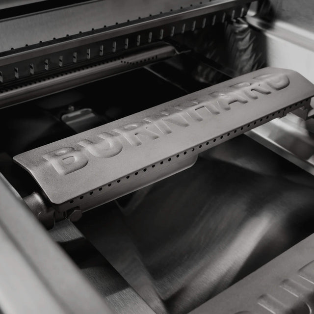 946781 946782  Eingesetzter Gussbrenner im Garraum des FRED Series 4 Gasgrills