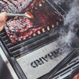 Geräucherte Spareribs auf dem Grillrost mit sichtbarem Rauch für intensives BBQ-Aroma
946757 946758 946759