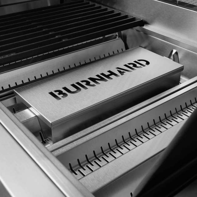 Eingesetzte Smoker Box im Garraum des FRED Series 4 Gasgrills