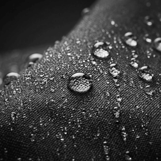 Wasserabweisendes Material der Grillabdeckung mit sichtbaren Regentropfen auf schwarzer Oberfläche 947115 947116 947117 947118