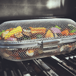 Grillszene Grillkorb mit Gemüse gefüllt