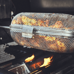Grillszene Grillkorb auf Drehspieß mit Verschluss-Detailansicht