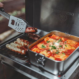 946416 Grillszene mit in der Edelstahlbox erwärmenden Ravioli