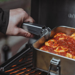 946415,946416 Grillszene Edelstahlbox wird mit Klemmgriff angehoben