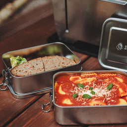 946416 Aufbewahren von Butterbrot und Nudelgericht in zwei Boxen