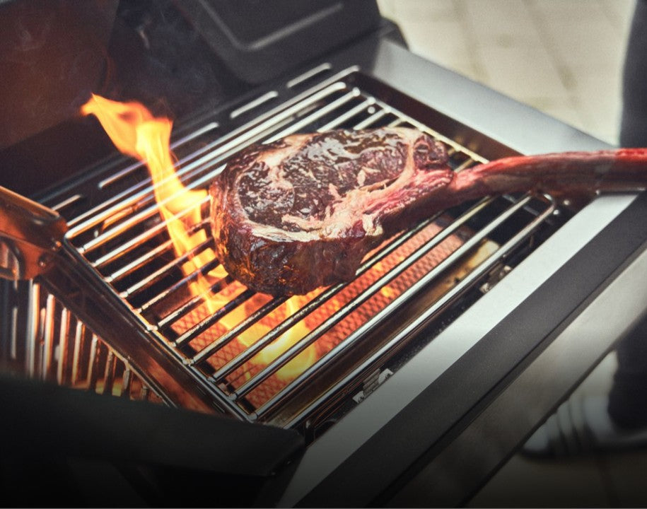 Tomahawk Steak wird auf Keramik-Seitenbrenner des EARL Gasgrills gegrillt