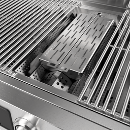 Smokerbox auf Flavor Bars Flammenverteiler im Grill platziert