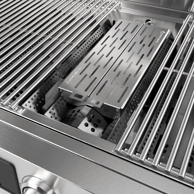 Smokerbox auf Flavor Bars Flammenverteiler im Grill platziert