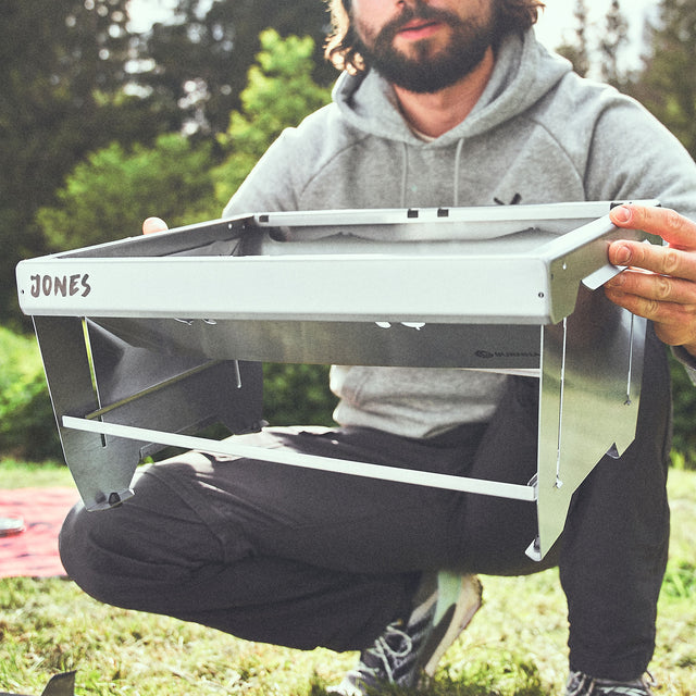 JONES Klappgrill wird aufgeklappt und in unter 1 min aufgebaut