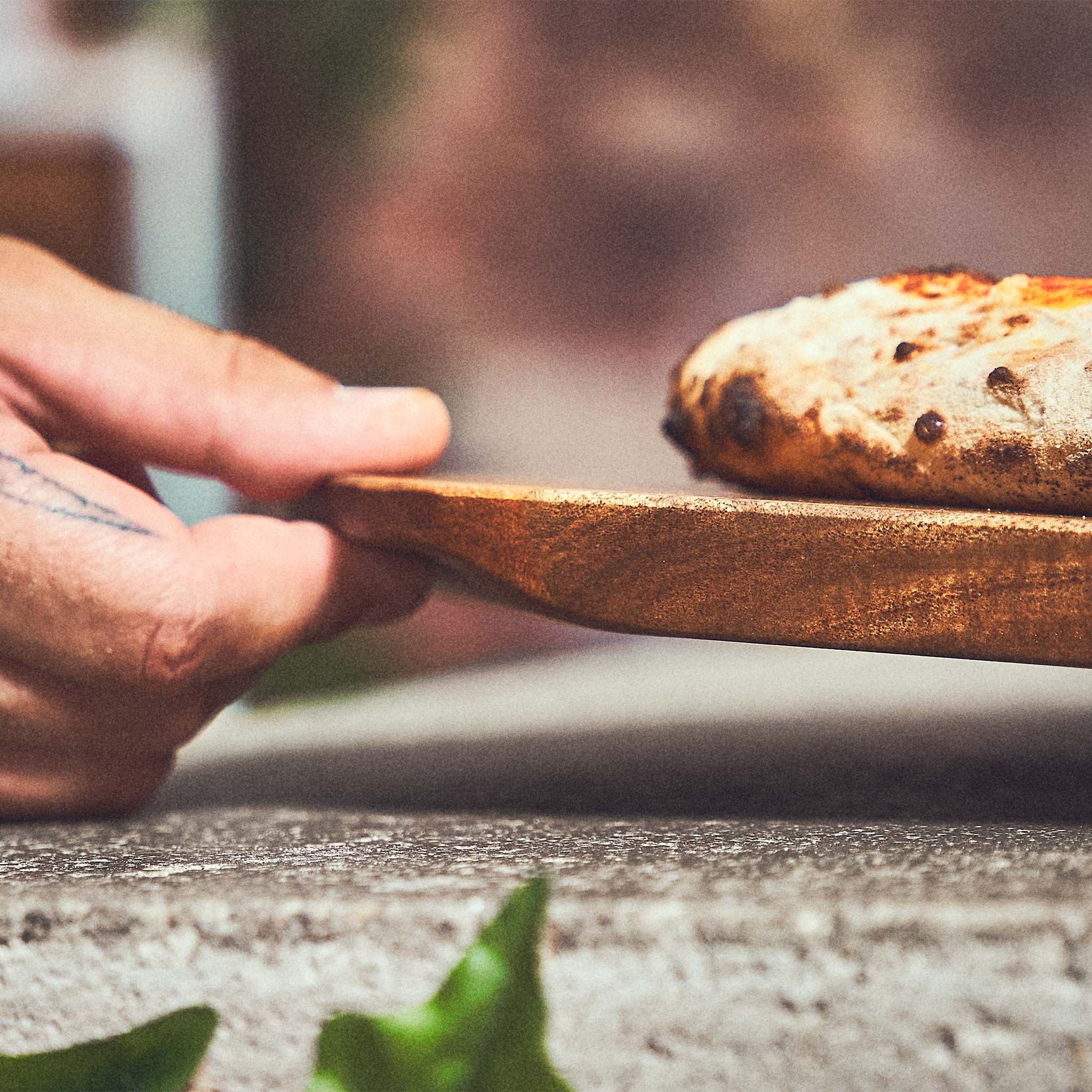 Praktische Griffkante des Akazienholz Pizzabretts