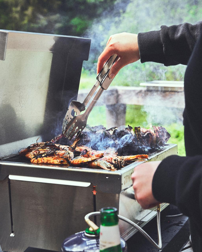 Zubereitung von Grillgut auf einem Jones Klappgrill